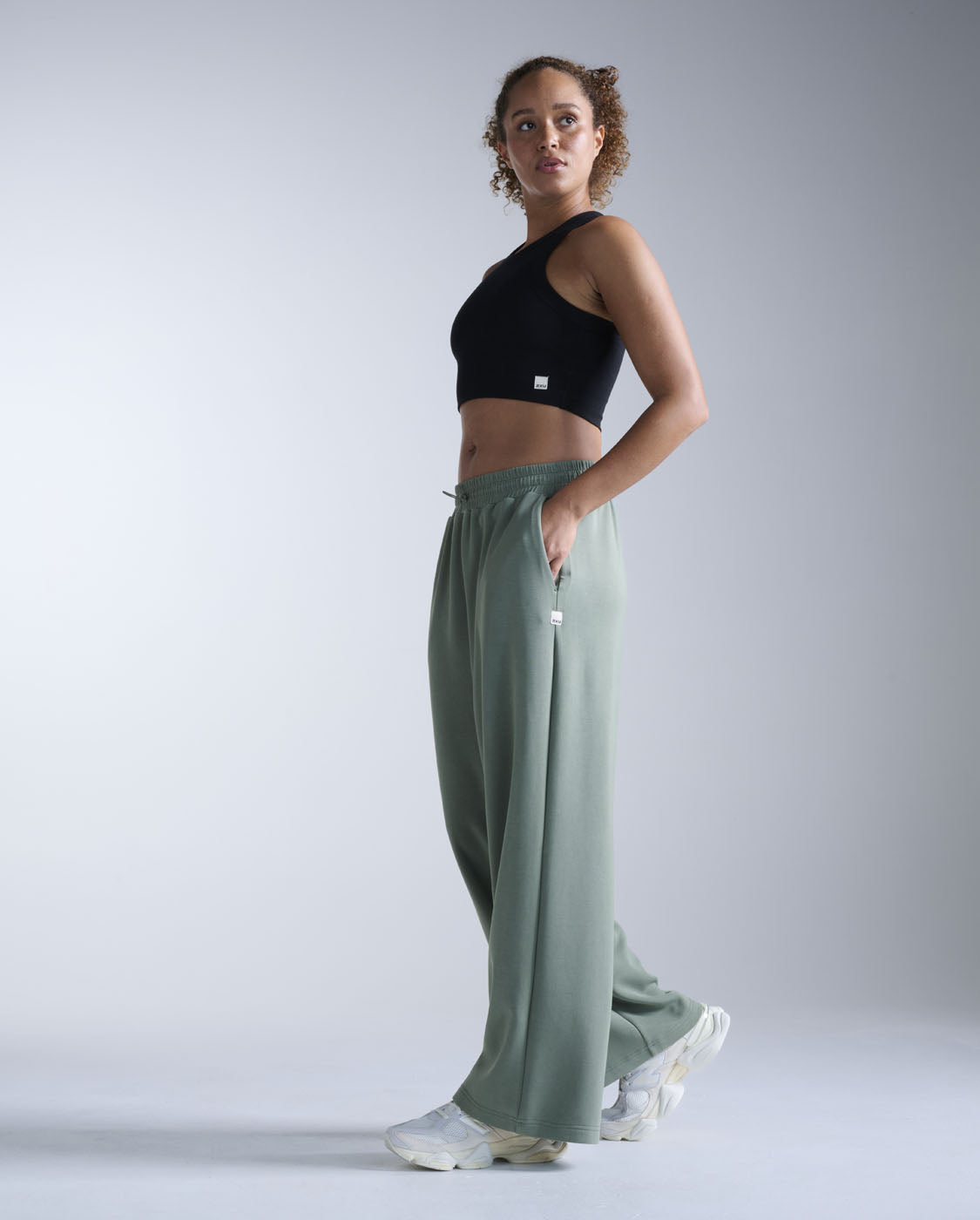 2xu-fluid-tencel-ribbed-crop-tank-canotta-crop-nero-training image 6
