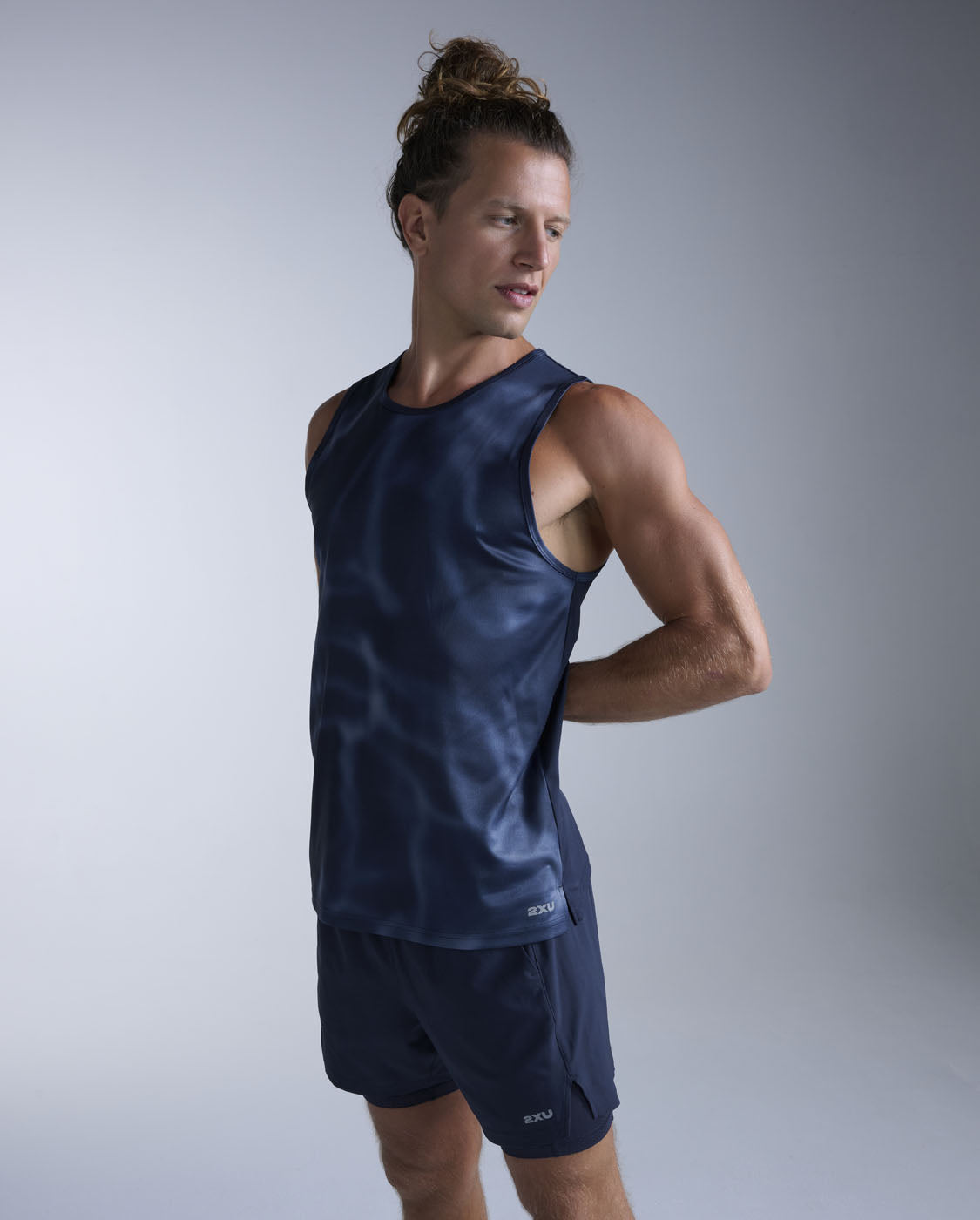 2xu-aero-tank-canotta-running-uomo-slim-blu-navy image 2