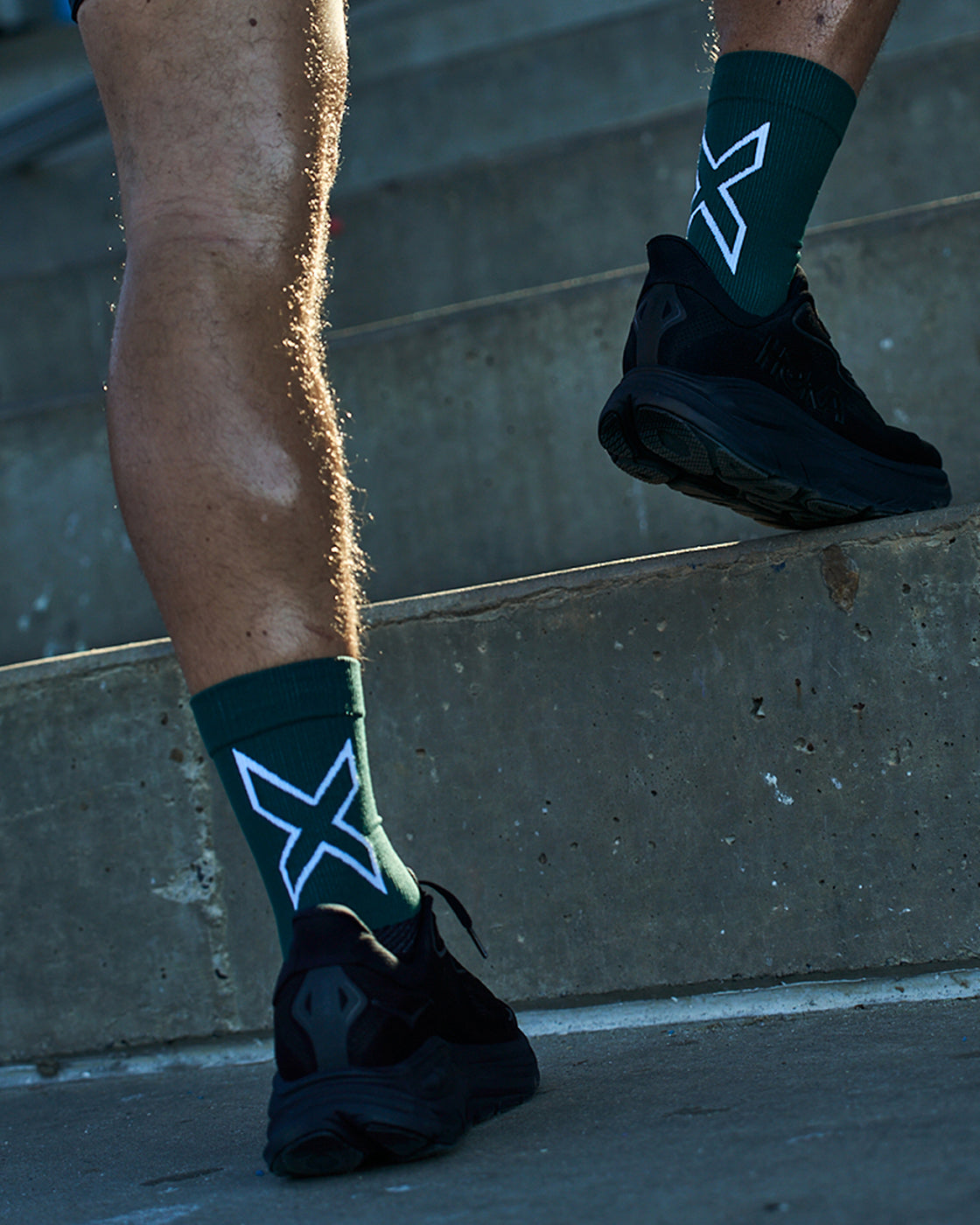 2xu-vectr-light-cushion-crew-socks-verde image 2