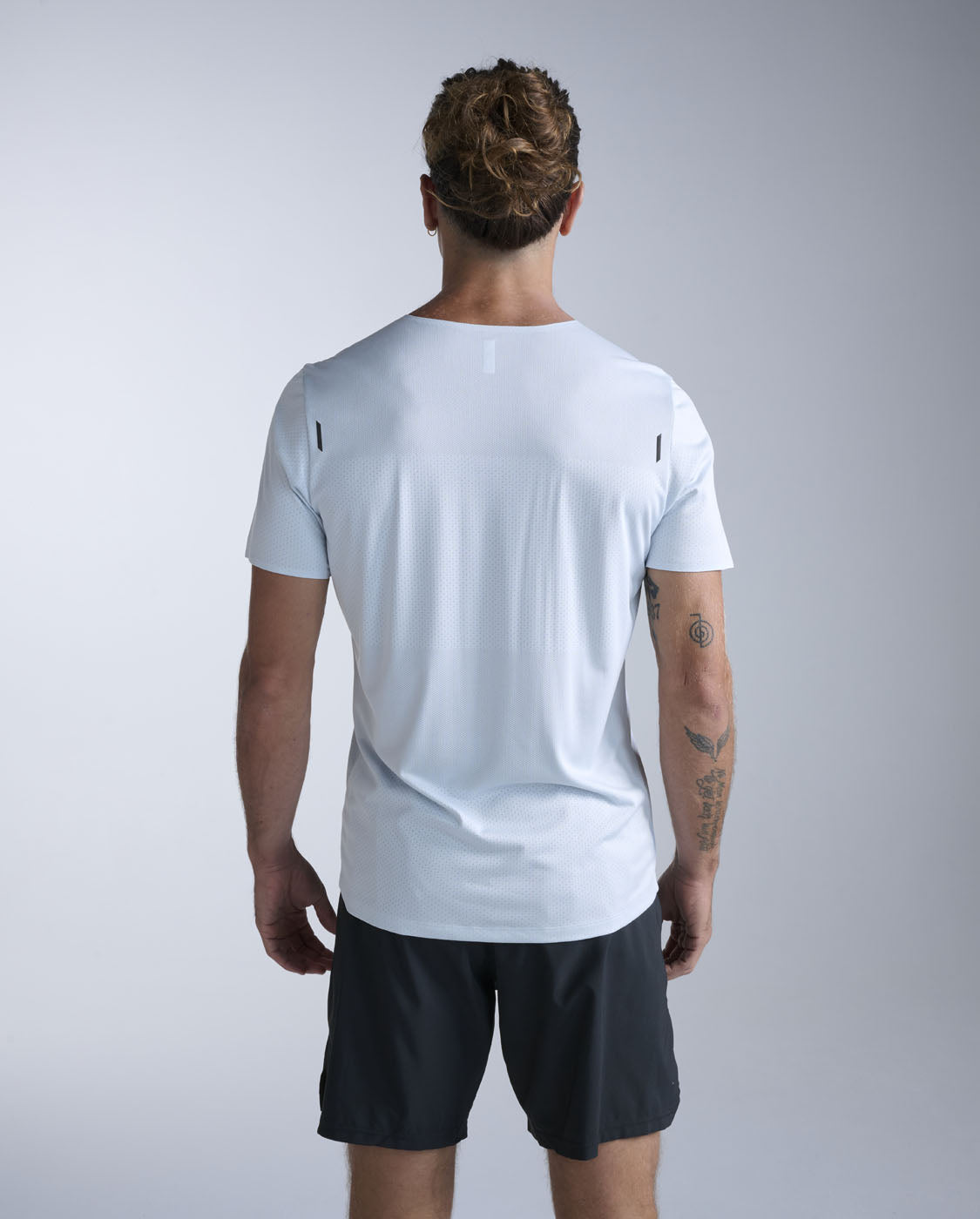 2xu-light-speed-tech-tee-t-shirt-running-azzurro-chiaro image 2