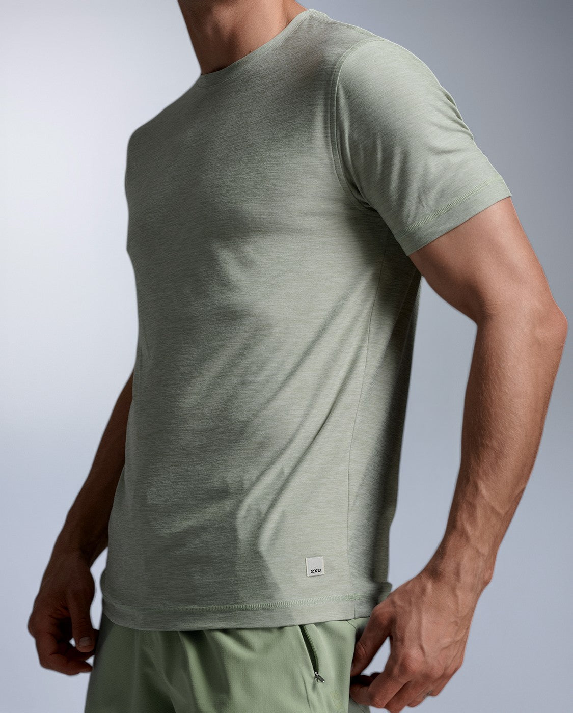 2xu-signature-tee-verde-maglietta-training-uomo-jersey-morbido image 2