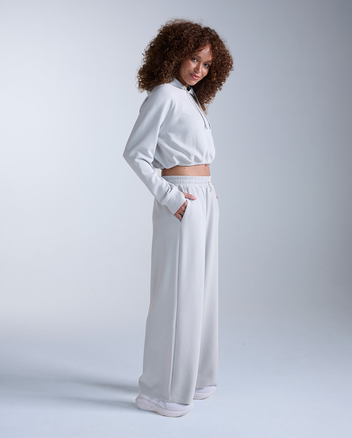 2xu-wonderluxe-sand-washed-cropped-hoodie-felpa-donna-grigia image 7