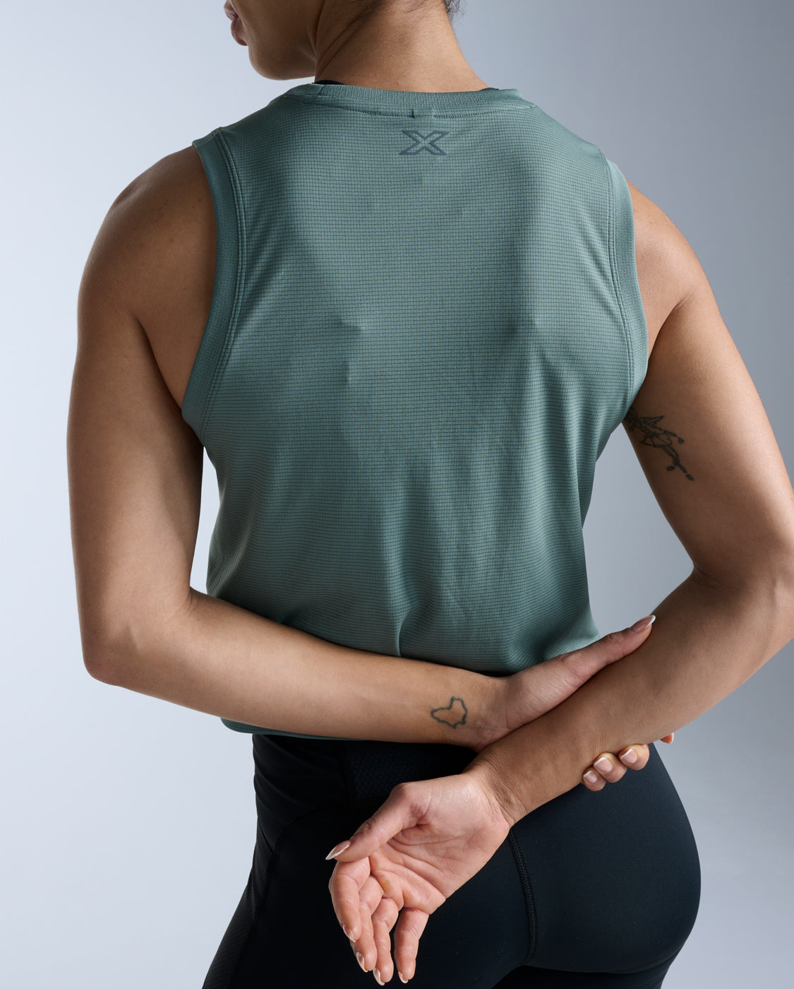 2xu-aero-mesh-crop-tank-donna-verde-salvia-slim image 3
