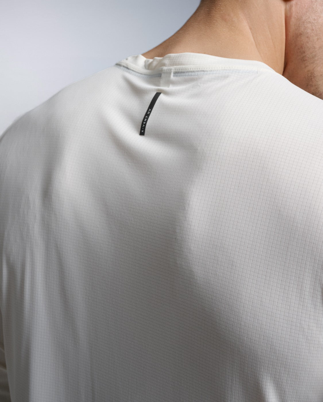 2xu-aero-trail-long-sleeve-maglia-trail-uomo-beige image 2