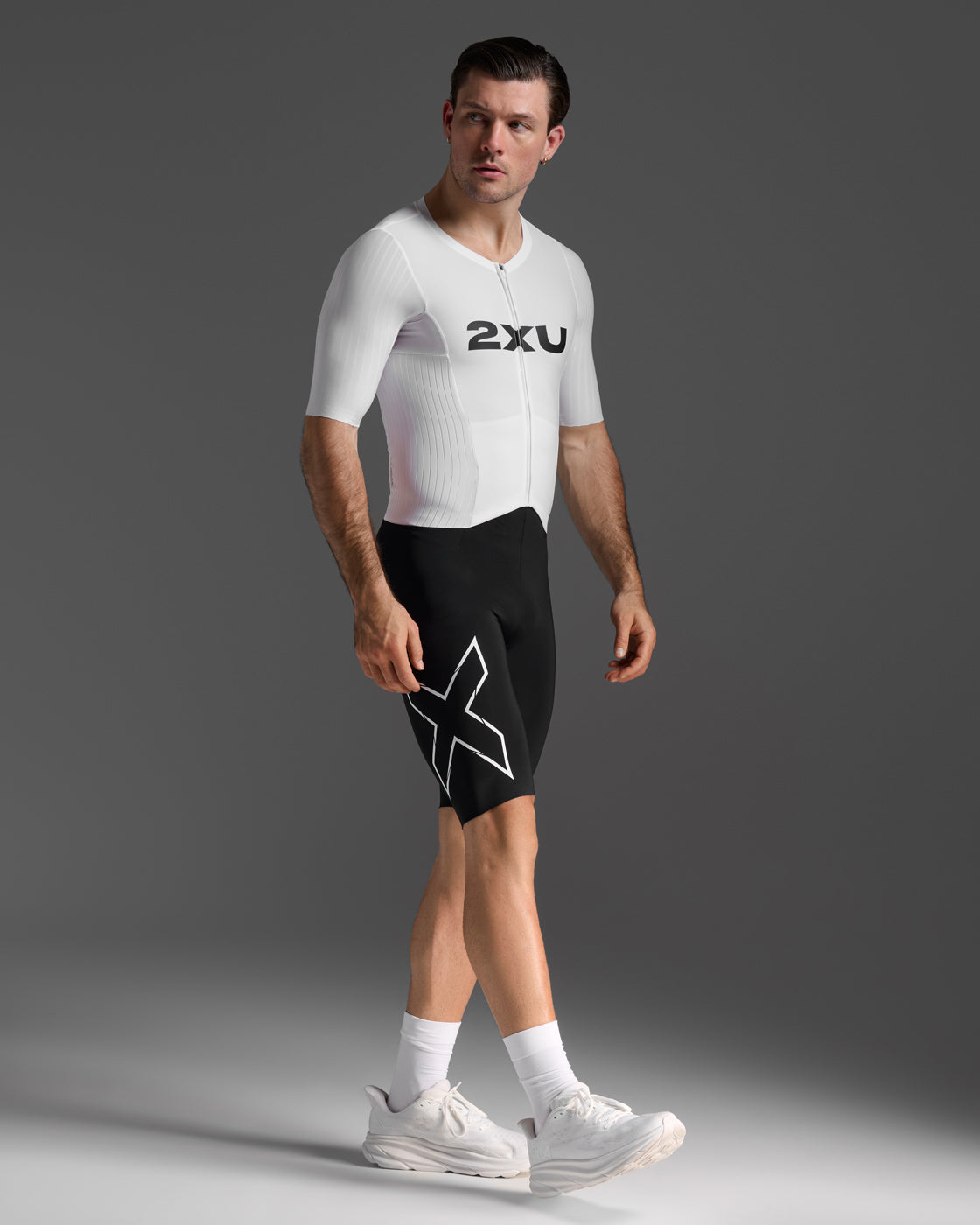 2xu-light-speed-react-trisuit-con-maniche-nero-bianco-triathlon image 5