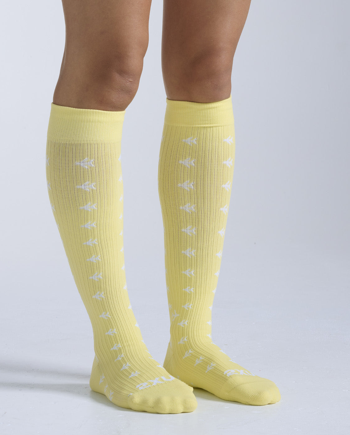 2xu-flight-bamboo-charcoal-compression-socks-calze-compressione-graduata image 5
