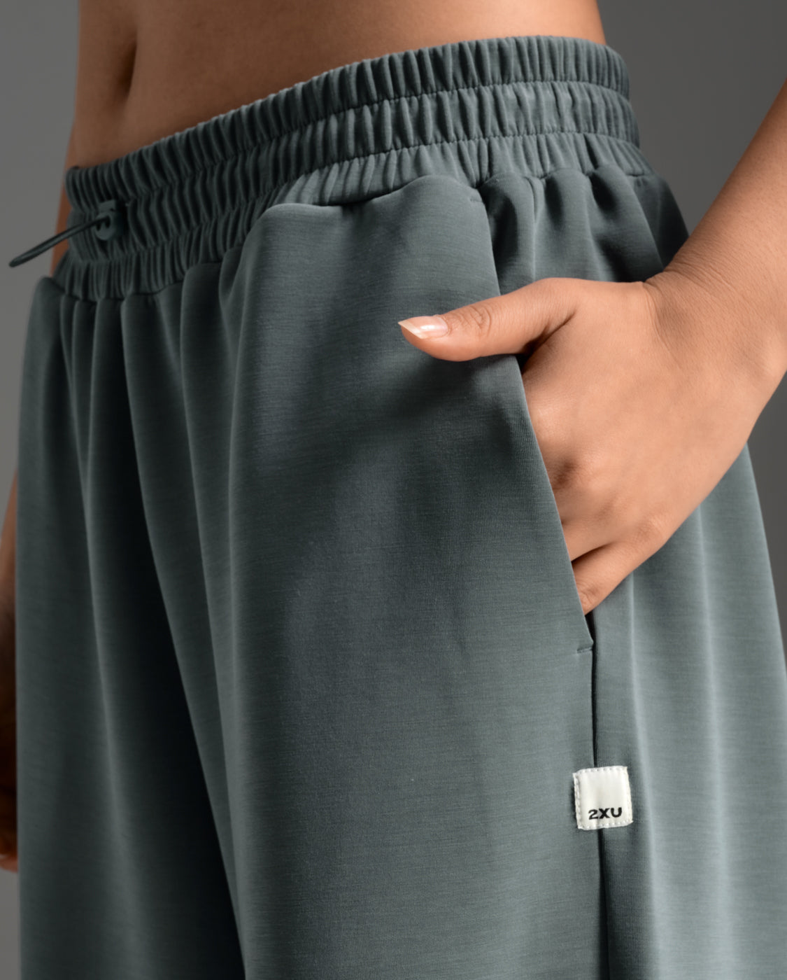 2xu-wonderluxe-sand-washed-wide-leg-pants-pantaloni-donna image 8