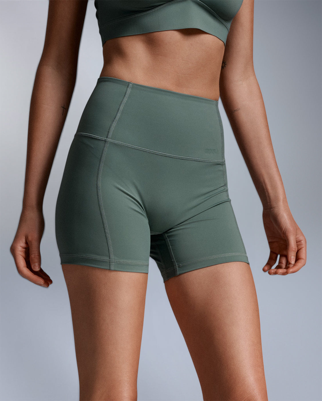 2xu-feather-flex-5-inch-shorts-pantaloncini-running image 1