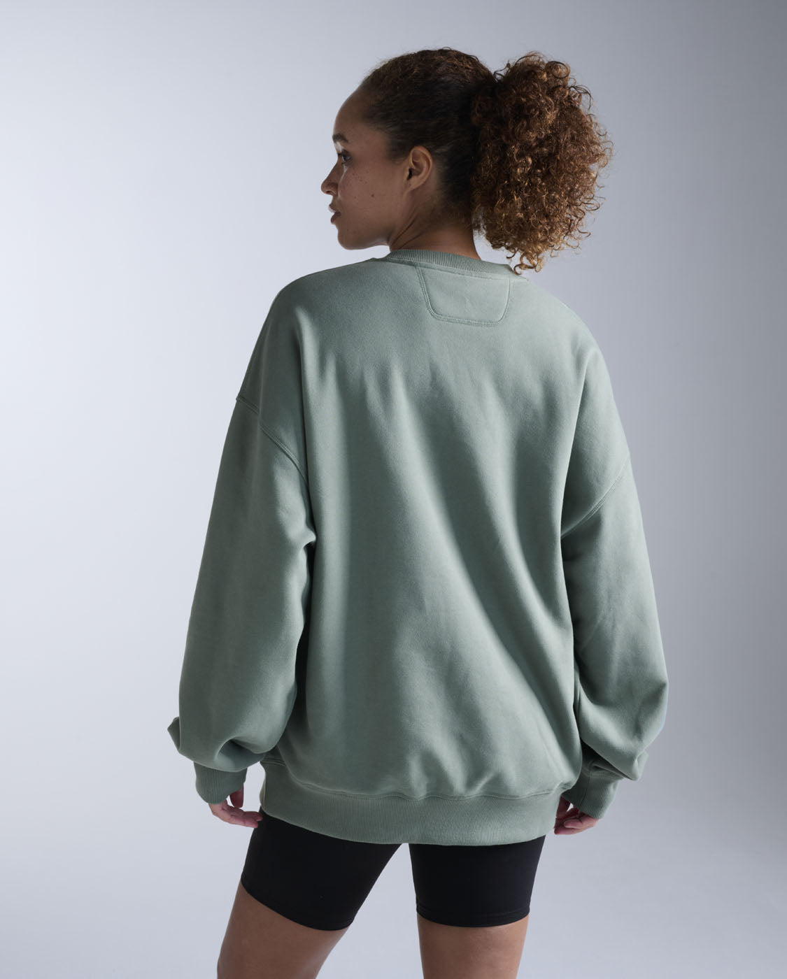 2xu-ez-oversized-organic-cotton-crew-verde-felpa-girocollo-unisex image 3