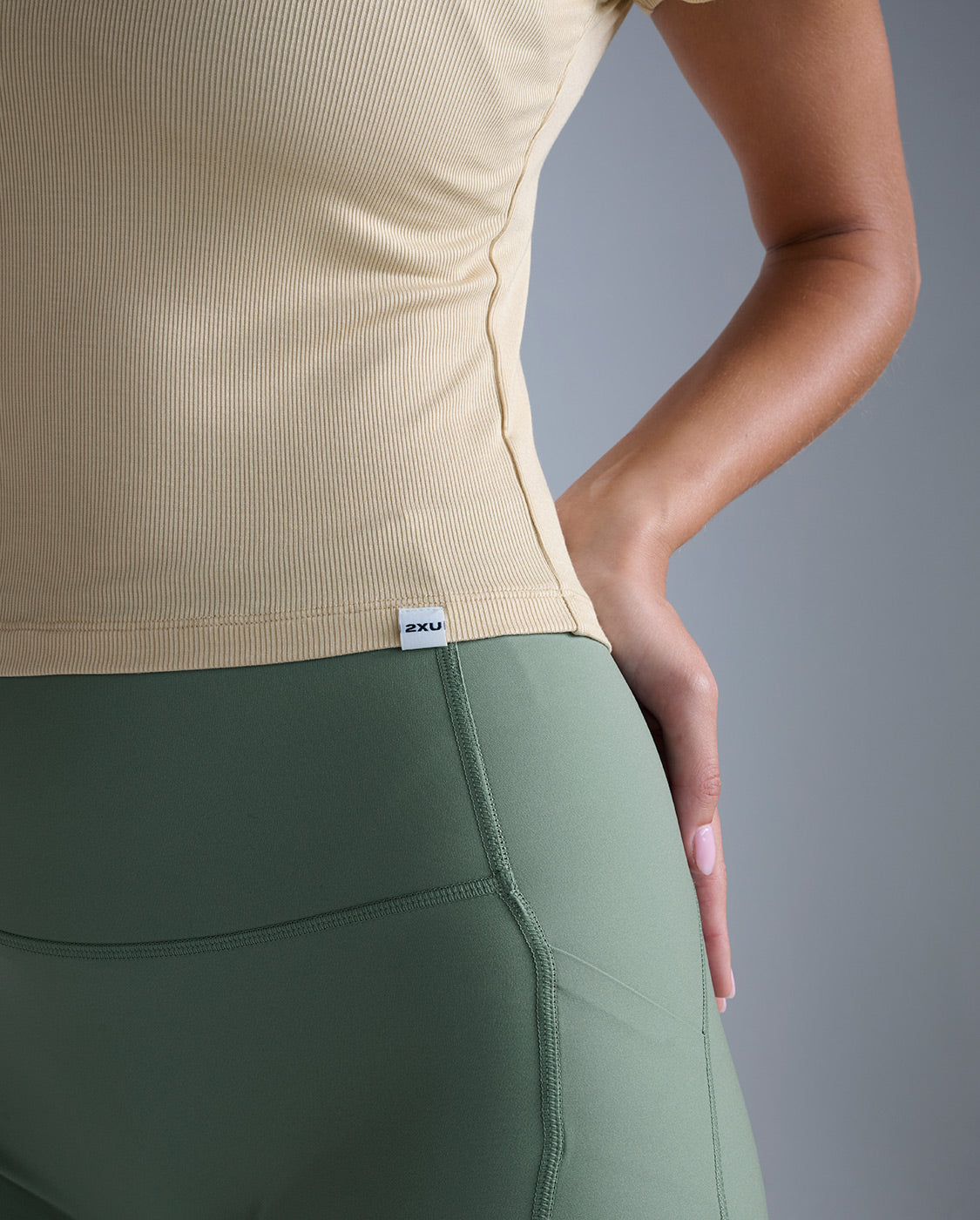 2xu-form-fluid-modal-ribbed-crop-tee-beige-t-shirt-crop-allenamento image 3