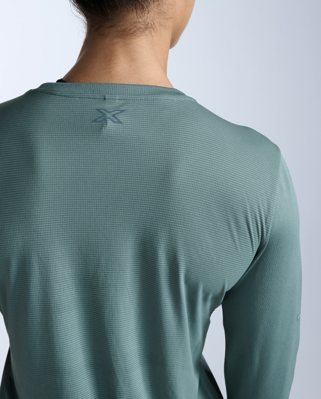 2xu-aero-manica-lunga-donna-slim-verde-running image 3