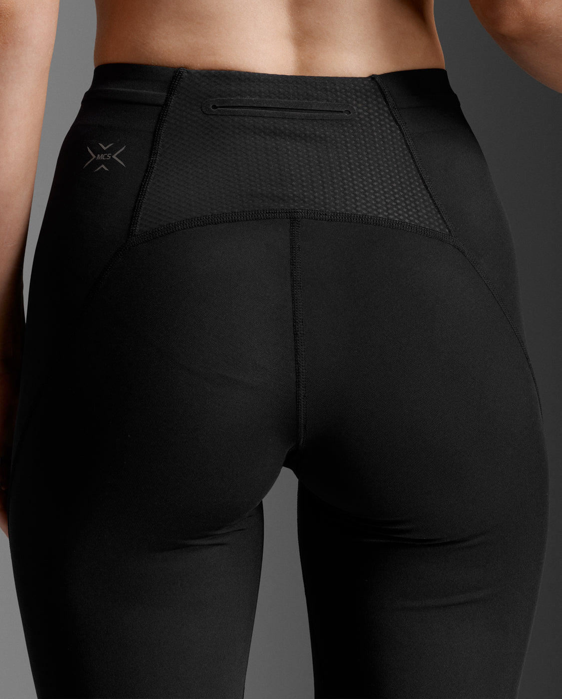 2xu-light-speed-react-hi-rise-compression-shorts-shorts-compressione-ferma-neri image 6
