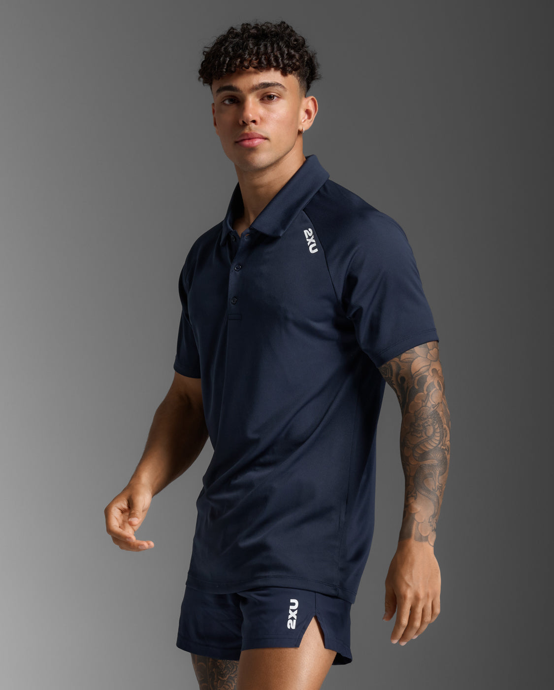 2xu-aspire-polo-uomo-blu-navy image 4
