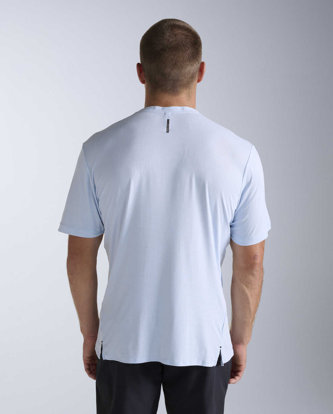2xu-aero-trail-tee-maglia-trail-running-uomo-regular-fit-blu image 2