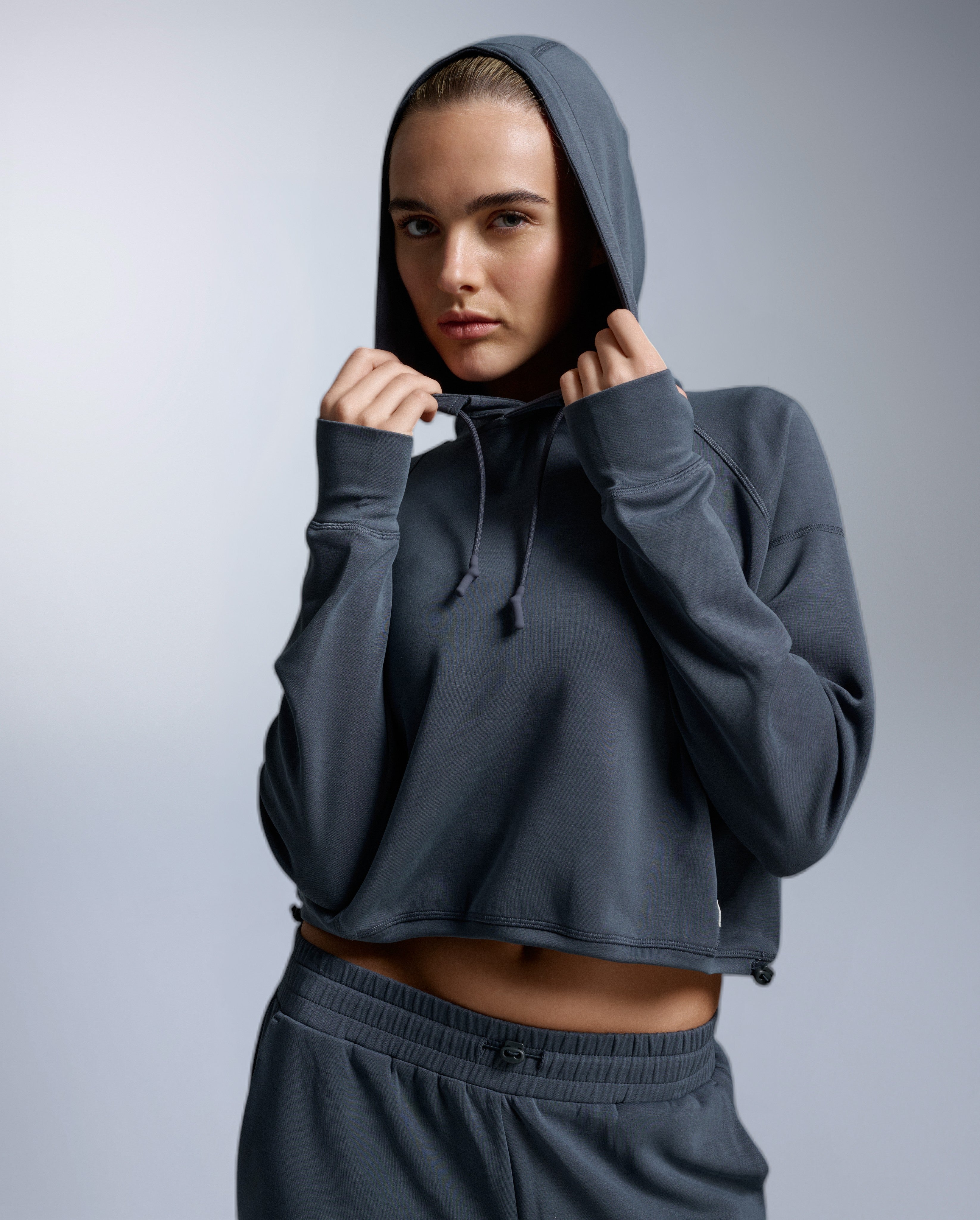 2xu-wonderluxe-sand-washed-cropped-hoodie-felpa-donna-corta-blu image 3