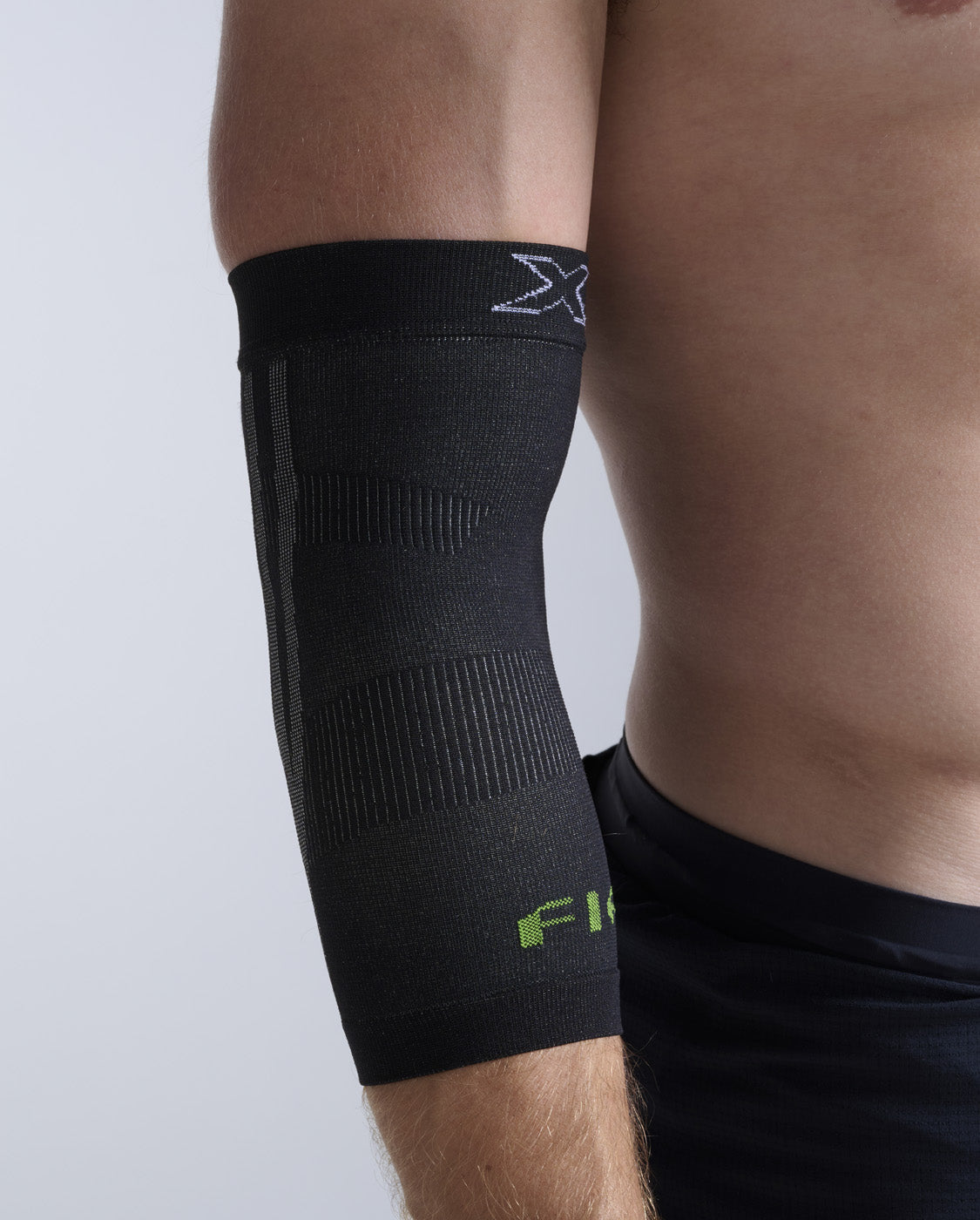 2xu-recovery-elbow-support-sleeve-con-fir-gomitiiera-uomo image 3