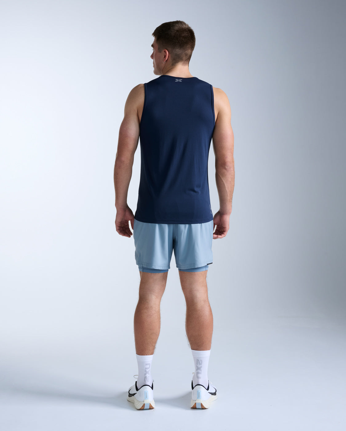 2xu-aero-tank-canotta-running-uomo-slim-fit-blu-navy image 8