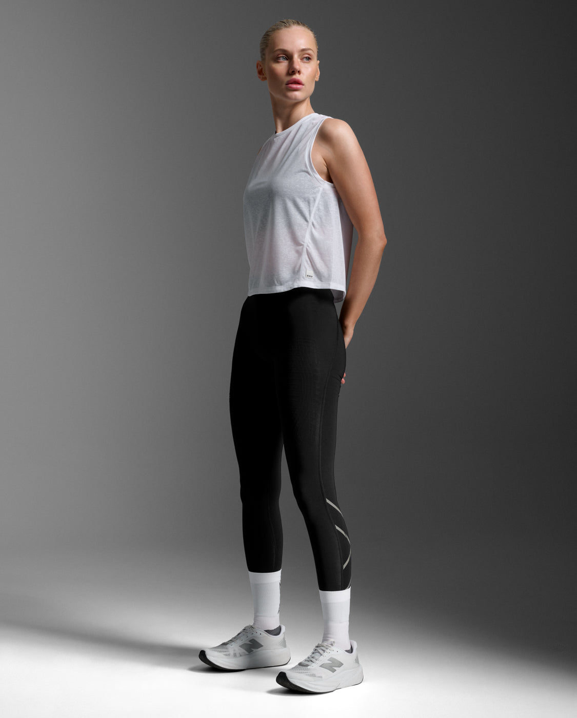 2xu-relight-crop-tank-donna-top-training-bianco-ultraleggero image 2