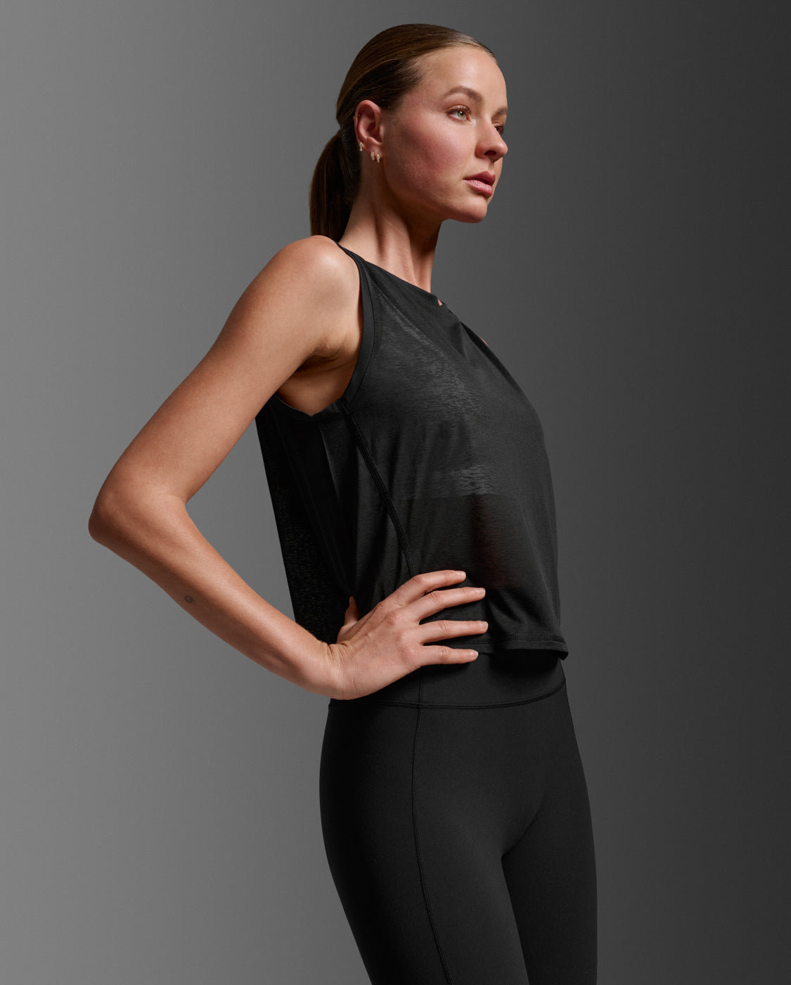 2xu-relight-crop-tank-canotta-crop-training-donna-nera image 5