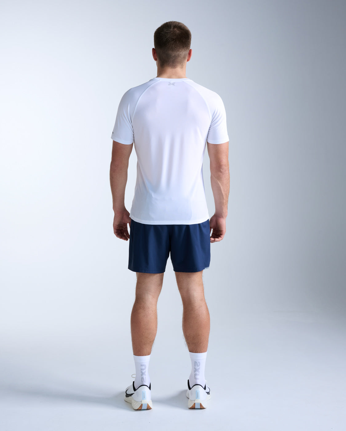 2xu-aero-tee-t-shirt-running-uomo-bianca image 7