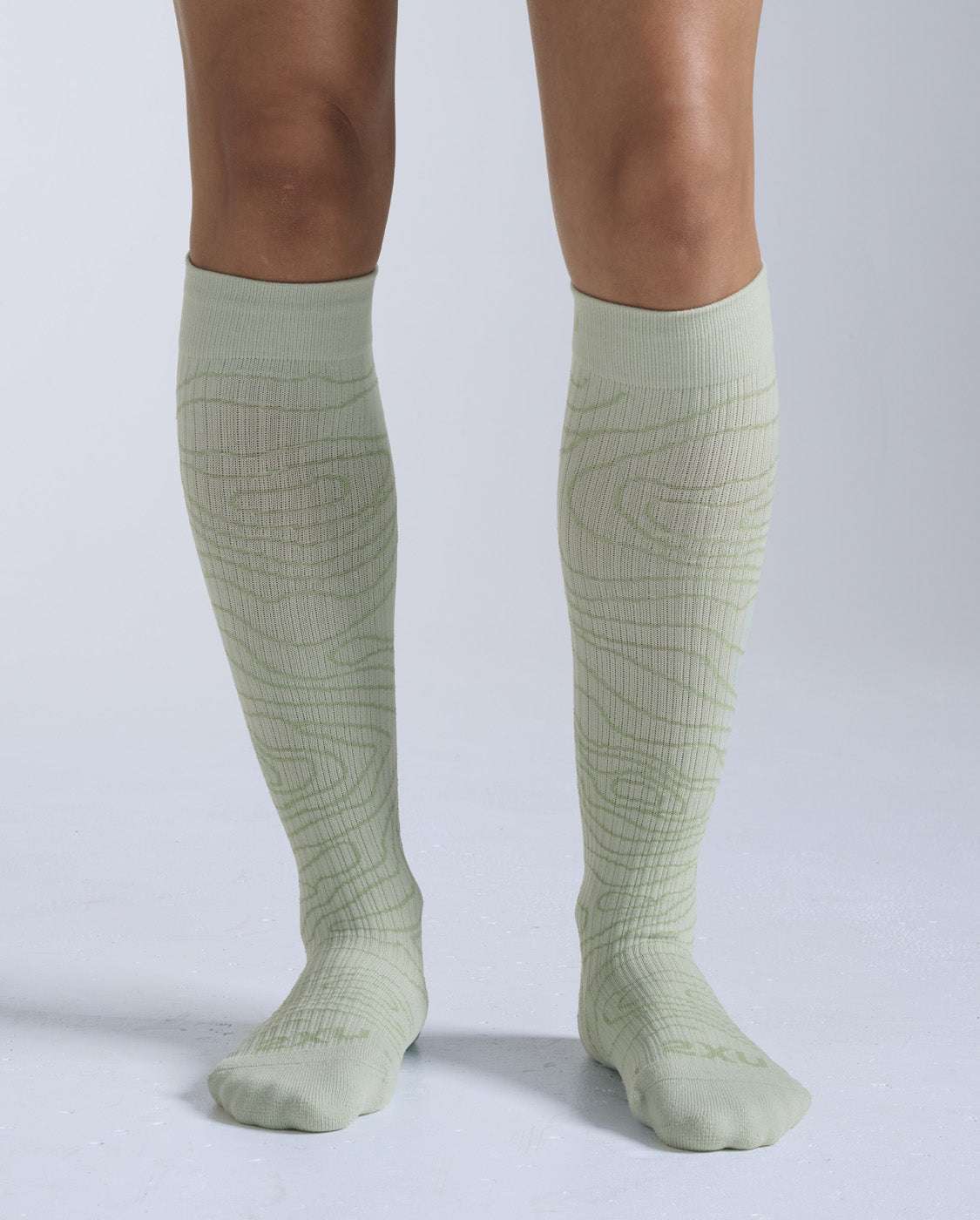 2xu-flight-bamboo-charcoal-calze-compressione-viaggio image 1