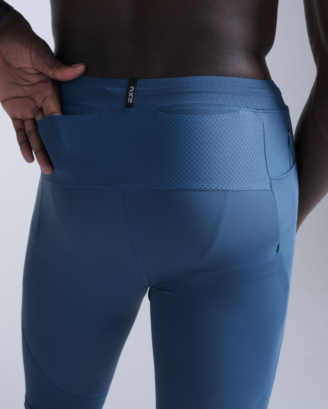 2xu-light-speed-react-compression-shorts-uomo-blu image 7