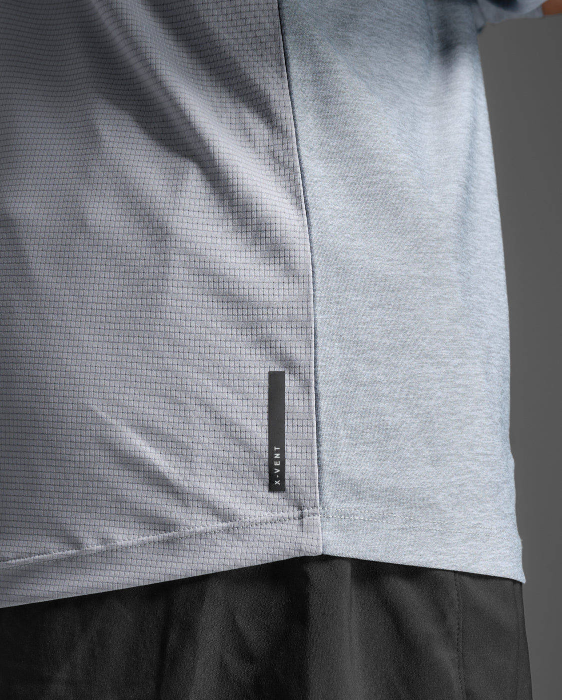 2xu-aero-1-2-zip-running-unisex-grigio image 6