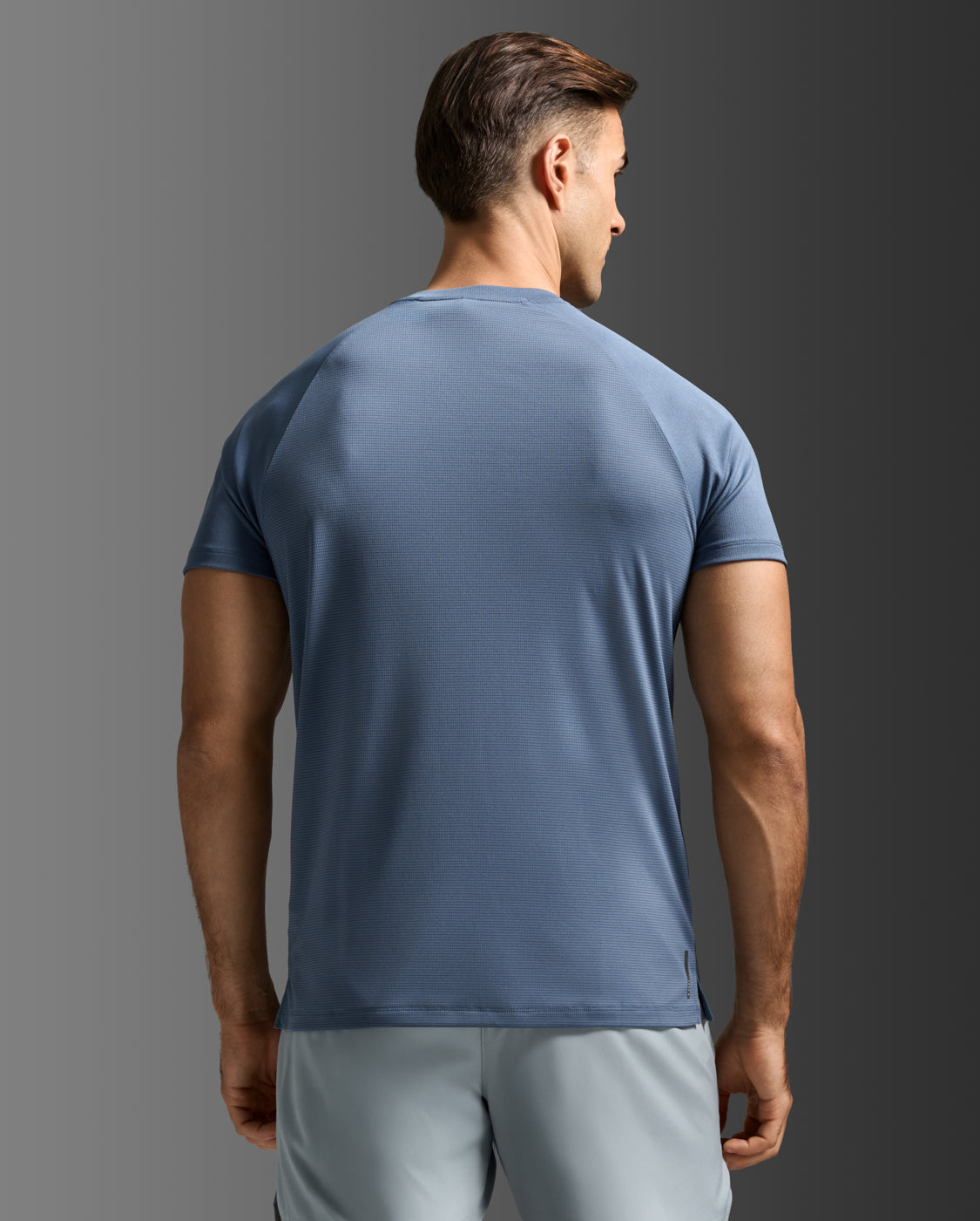 2xu-aero-tee-slim-uomo-maglia-running-blu-traspirante image 3