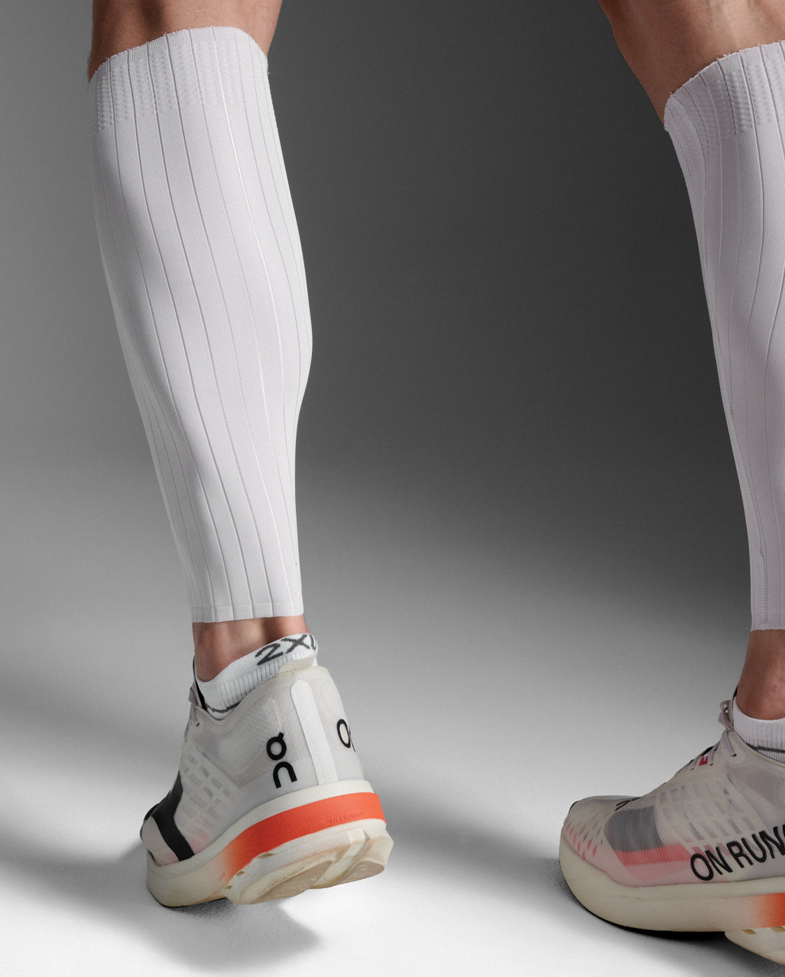 2xu-light-speed-aero-calf-guards-uomo-bianco image 5