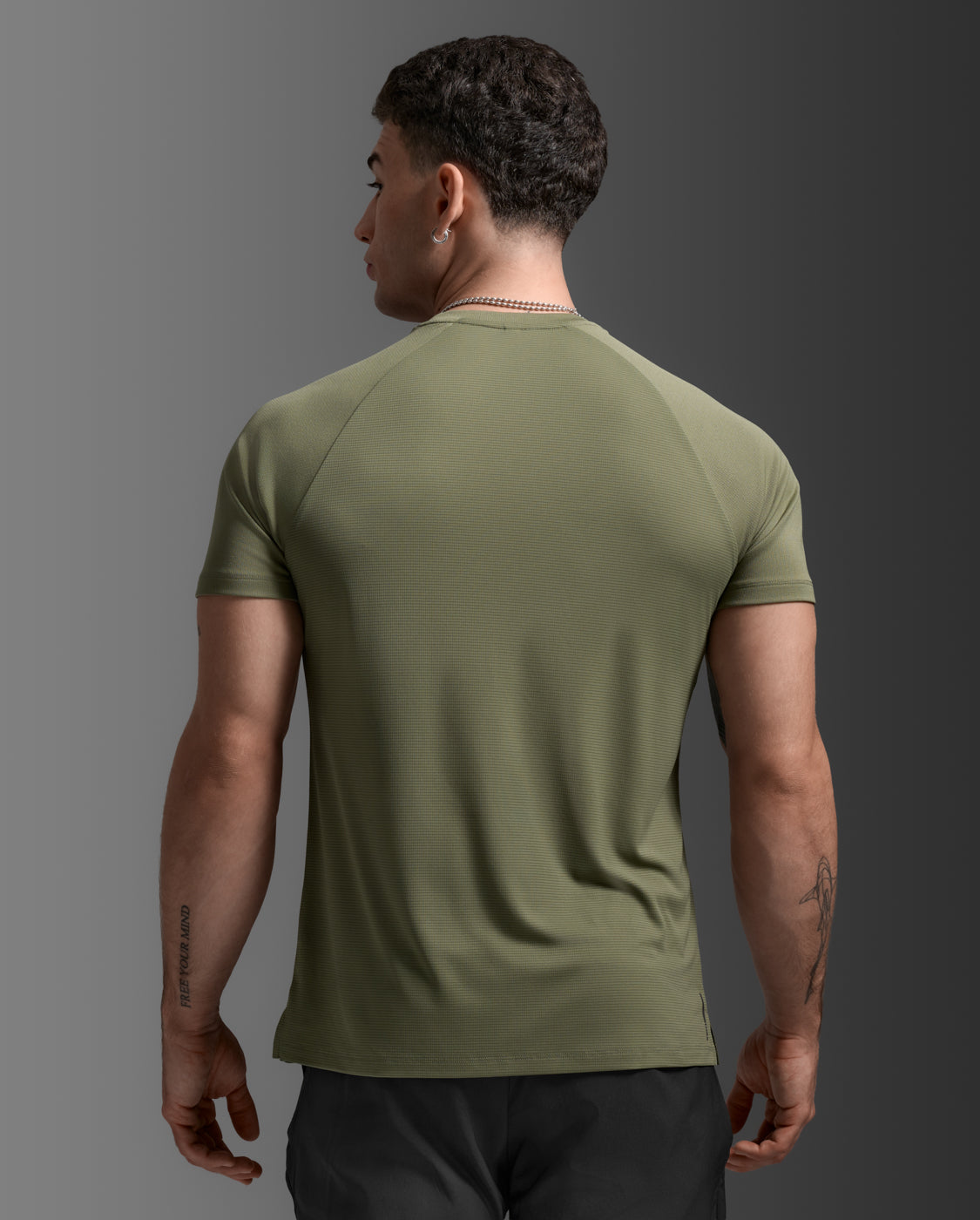 2xu-aero-tee-uomo-slim-verde image 2