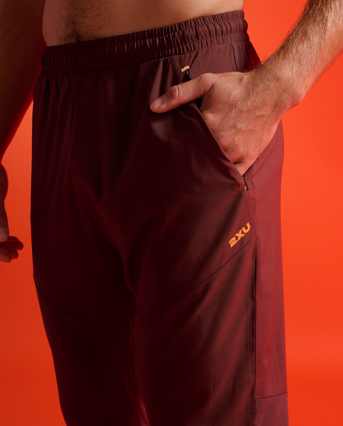2xu-aero-woven-jogger-pantaloni-jogger-running-uomo-bordeaux image 6