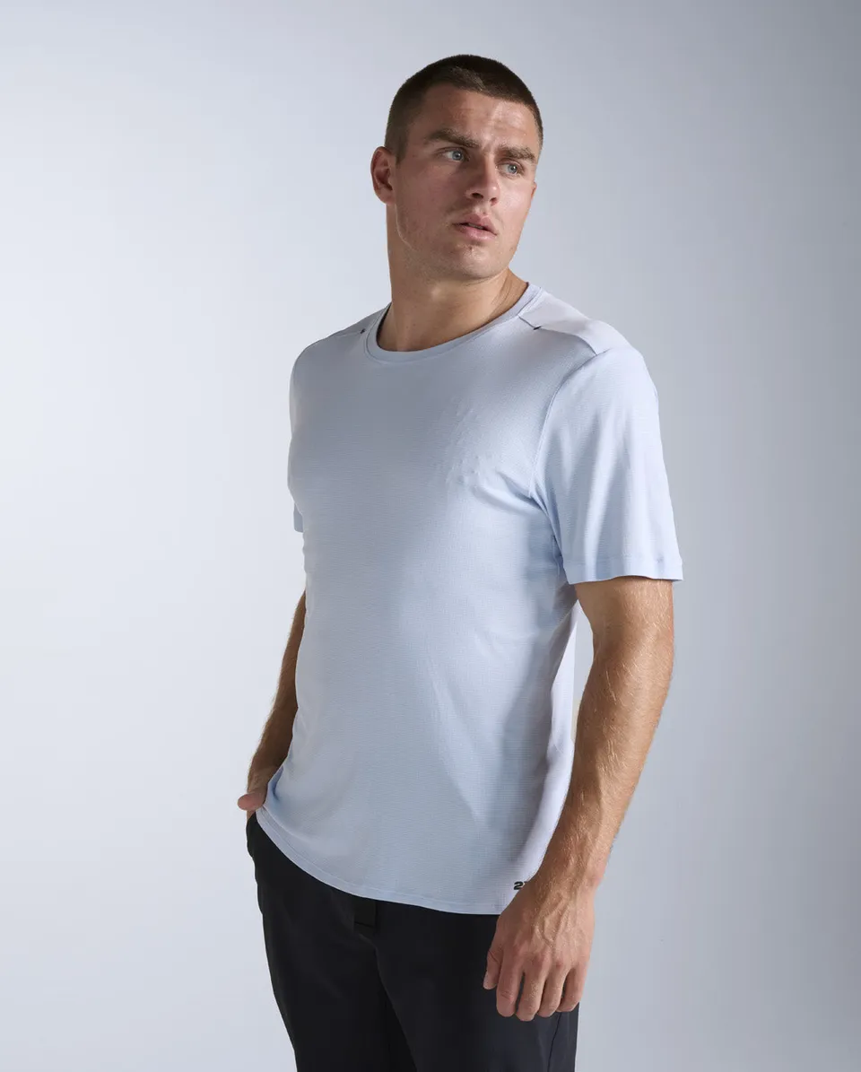 2xu-aero-trail-tee-maglia-trail-running-uomo-regular-fit-blu image 1