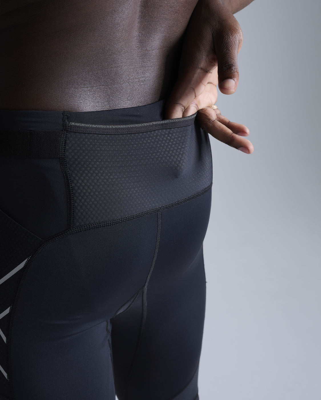 2xu-aero-mesh-compression-shorts-running-nero image 5