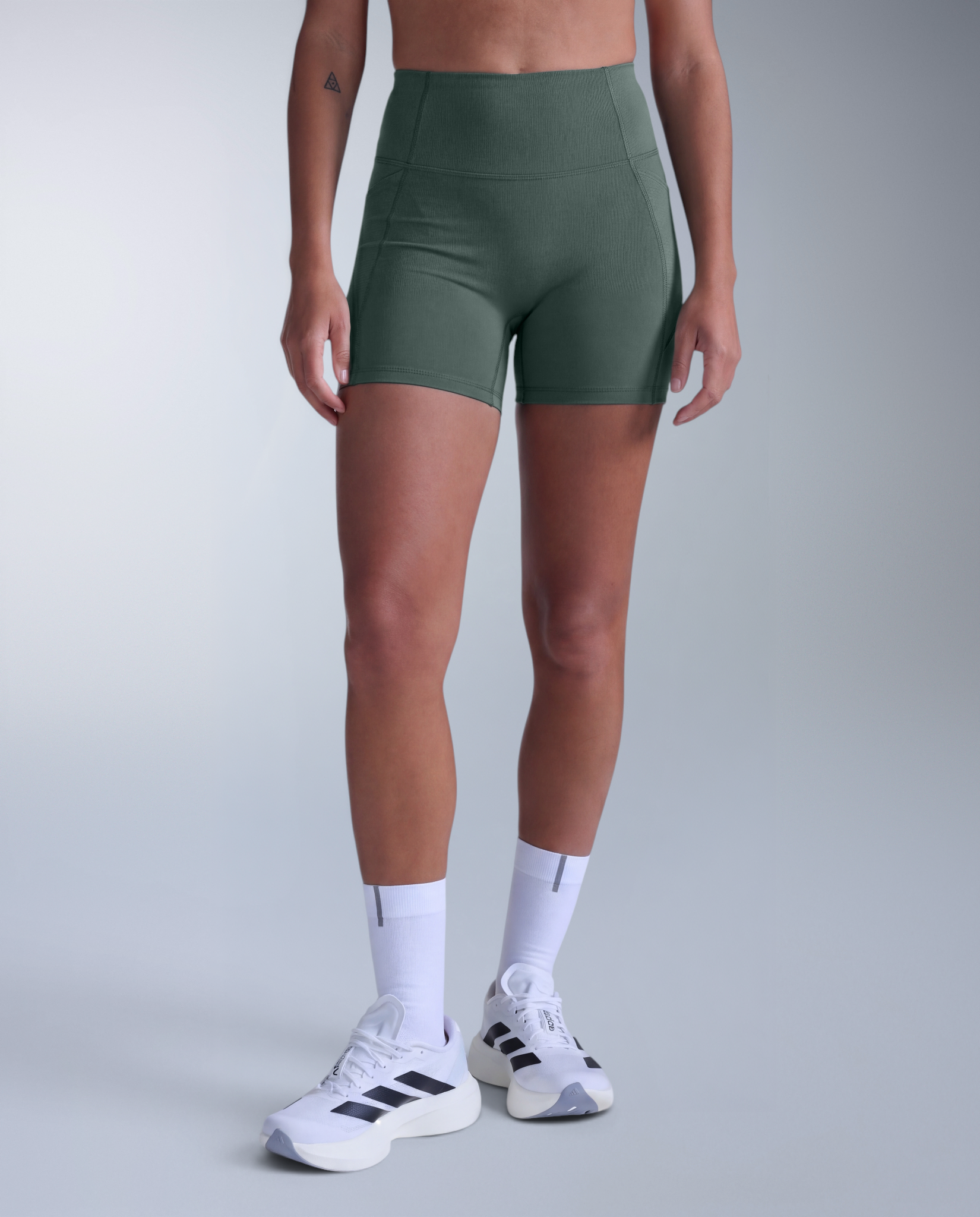2xu-aero-mesh-hi-rise-shorts-compressione-4-verde image 1