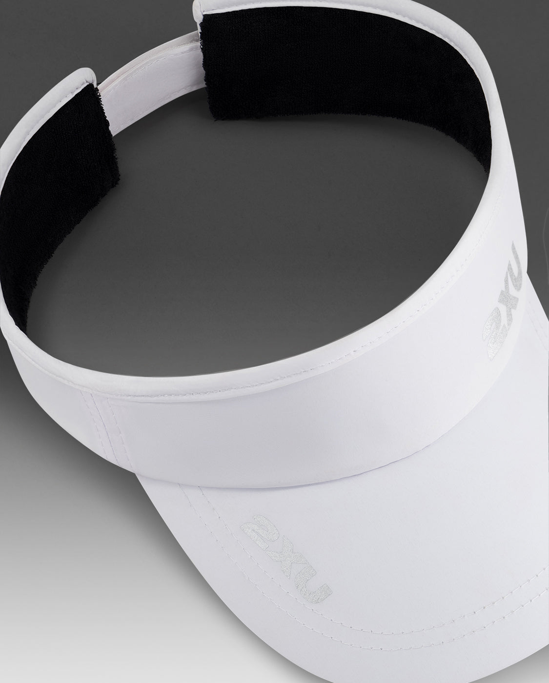 2xu-run-visor-visiera-running-leggera-bianca image 5