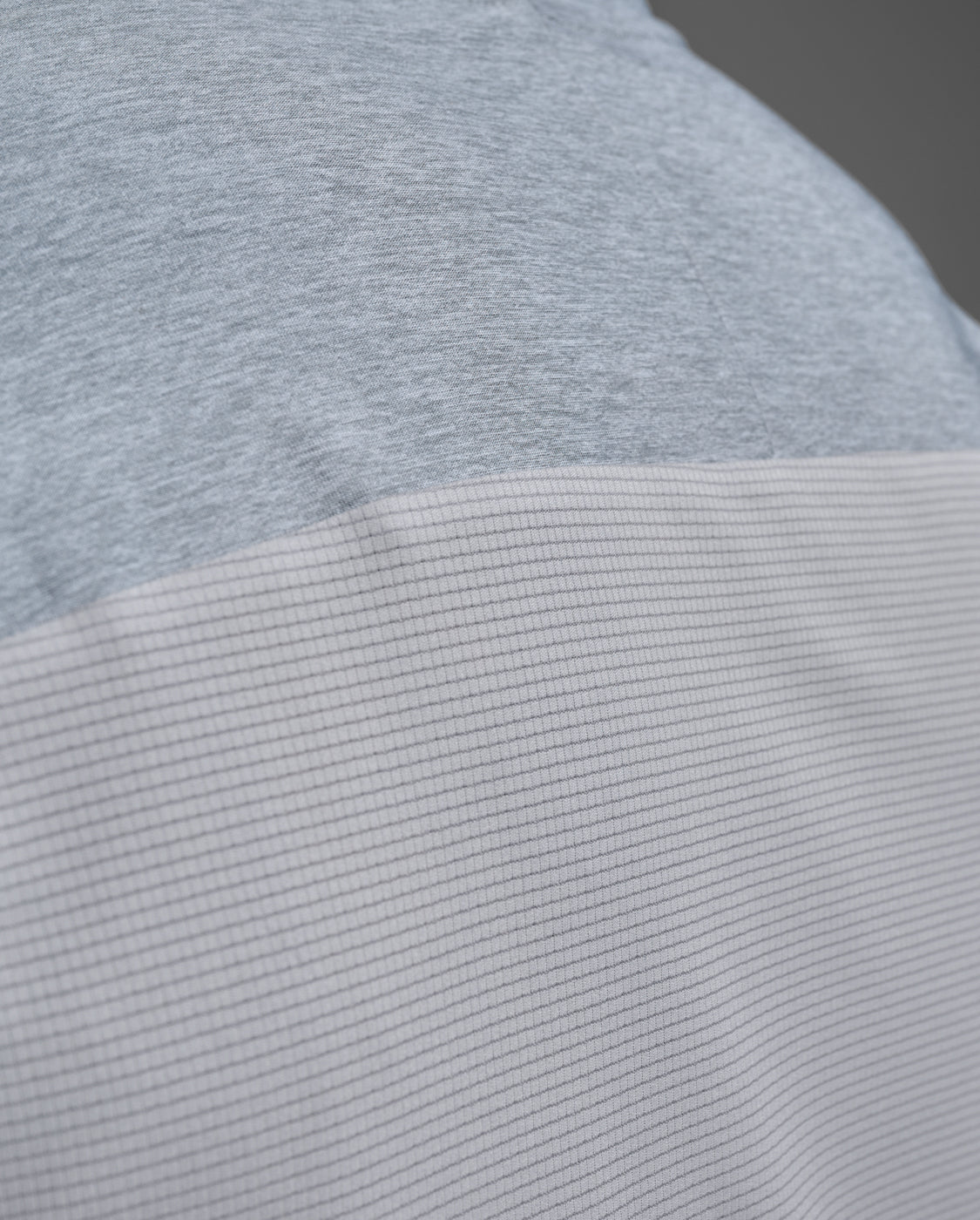 2xu-aero-1-2-zip-running-unisex-grigio image 7