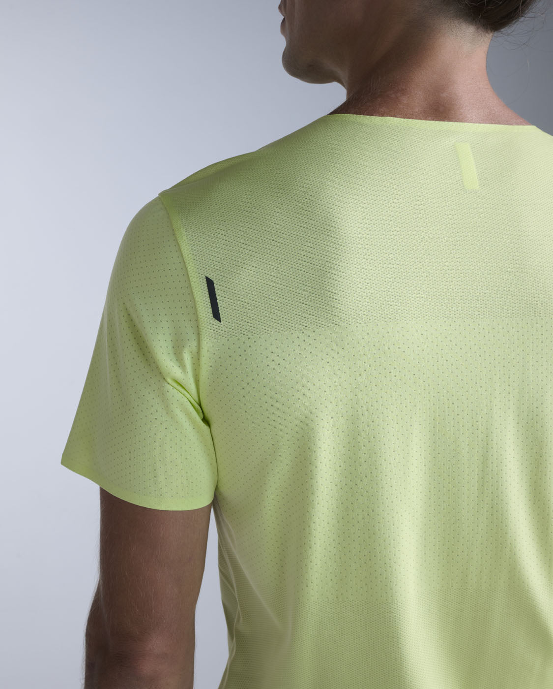 2xu-light-speed-tech-tee-maglietta-running-uomo-gialla-slim image 6