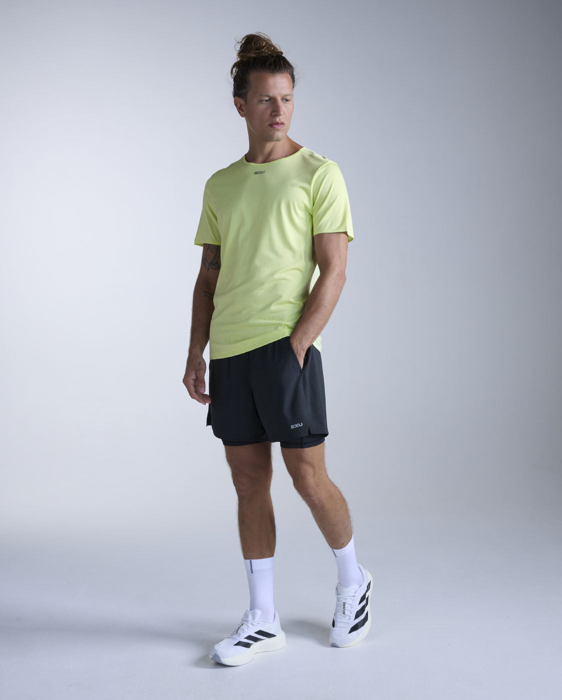 2xu-light-speed-tech-tee-maglietta-running-uomo-gialla-slim image 2