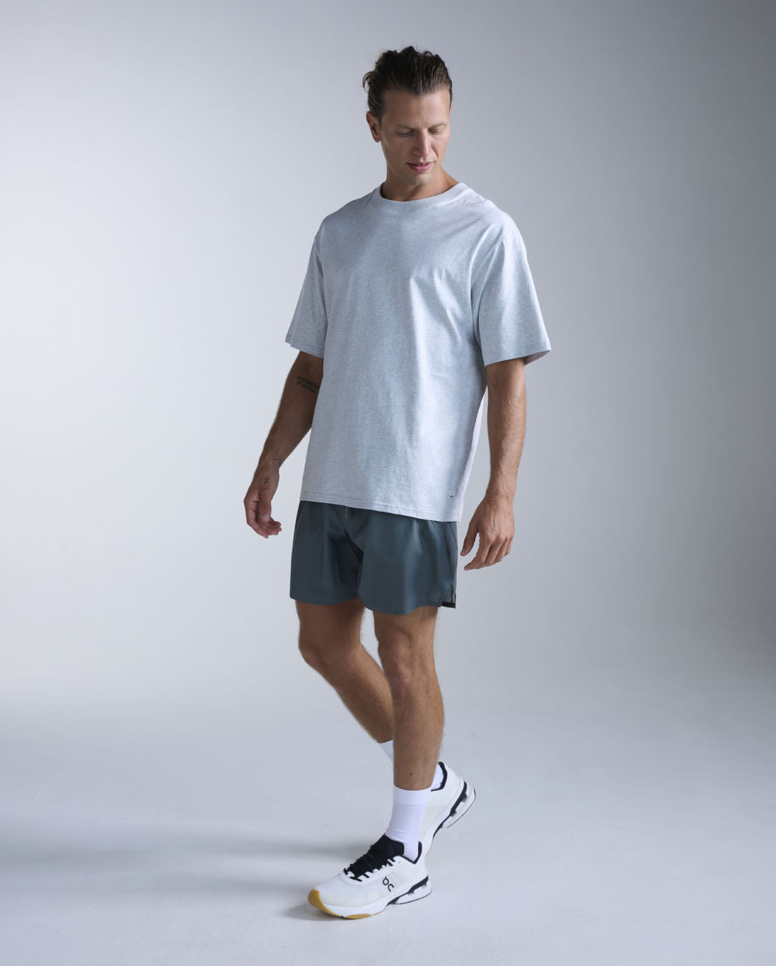 2xu-ez-oversized-organic-cotton-tee-t-shirt-unisex-grigio image 6