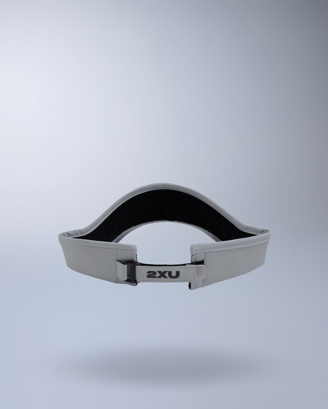 2xu-run-visor-visiera-running-grigia-unisex image 3