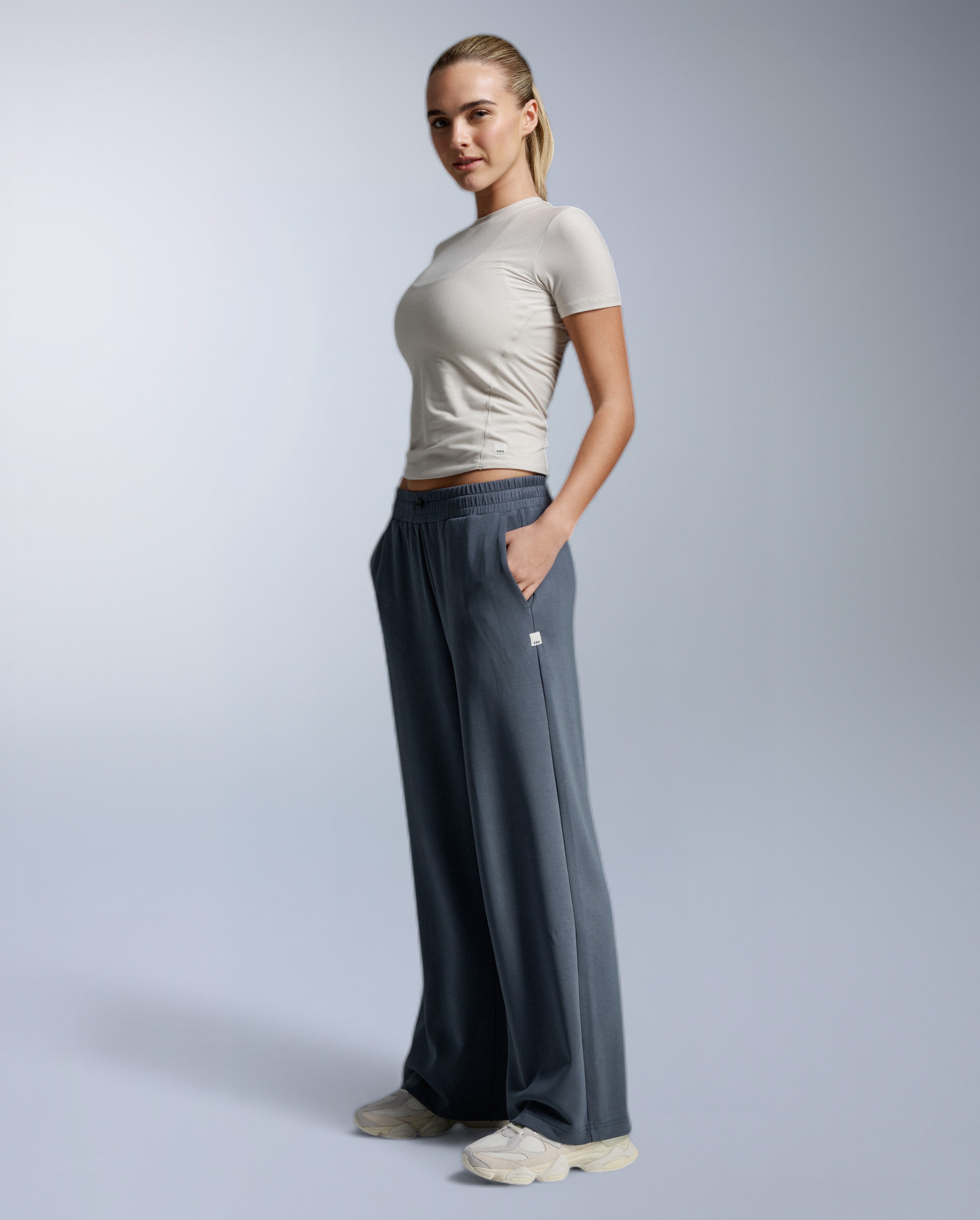 2xu-wonderluxe-sand-washed-wide-leg-pants-donna-blu image 5