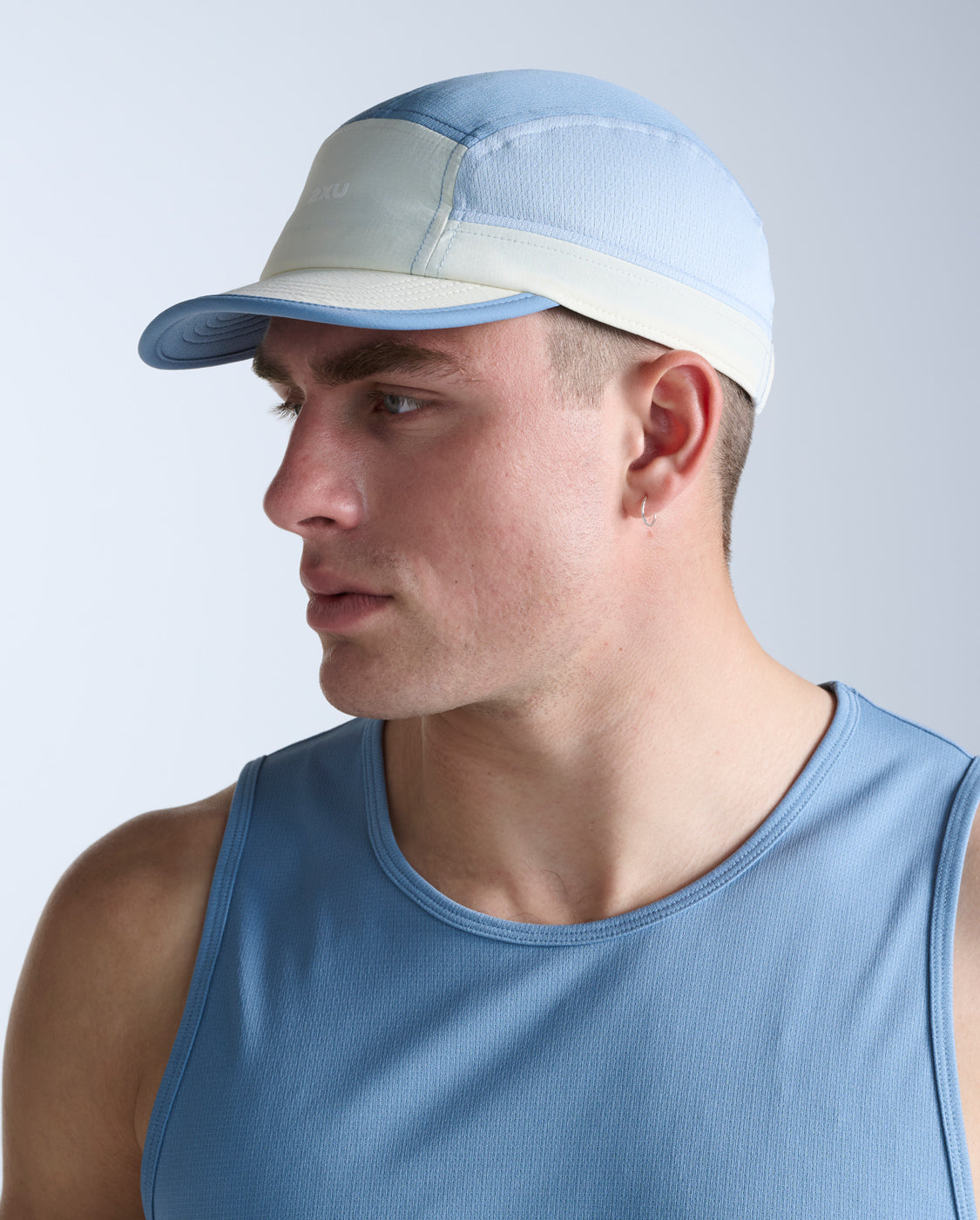 2xu-light-speed-small-cap-cappellino-running-beige-blu image 2