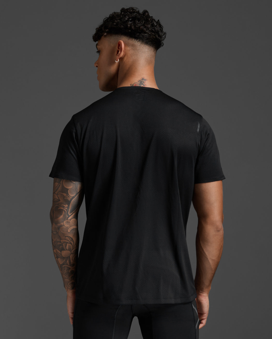 2xu-light-speed-tech-tee-maglia-running-traspirante-nera image 2