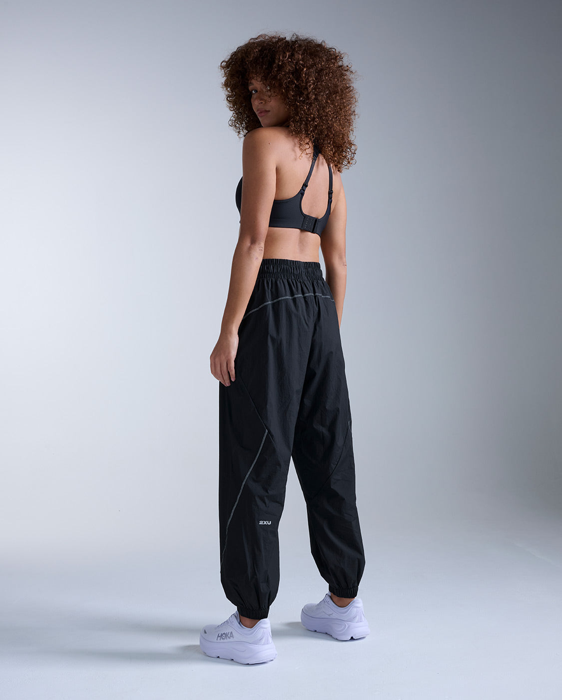2xu-aero-oversized-jogger-donna-pantalone-running-nero-idrorepellente image 8
