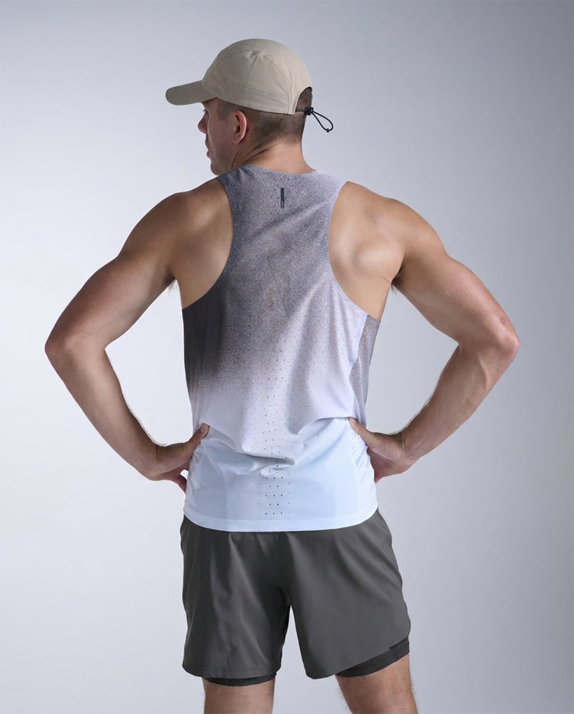 2xu-hybrid-cap-cappellino-running-unisex image 4