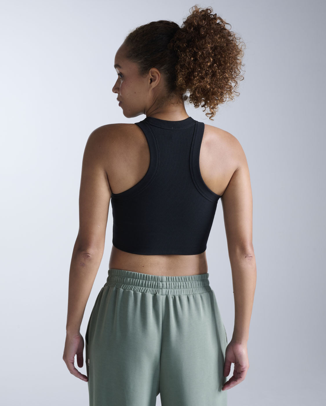 2xu-fluid-tencel-ribbed-crop-tank-canotta-crop-nero-training image 2