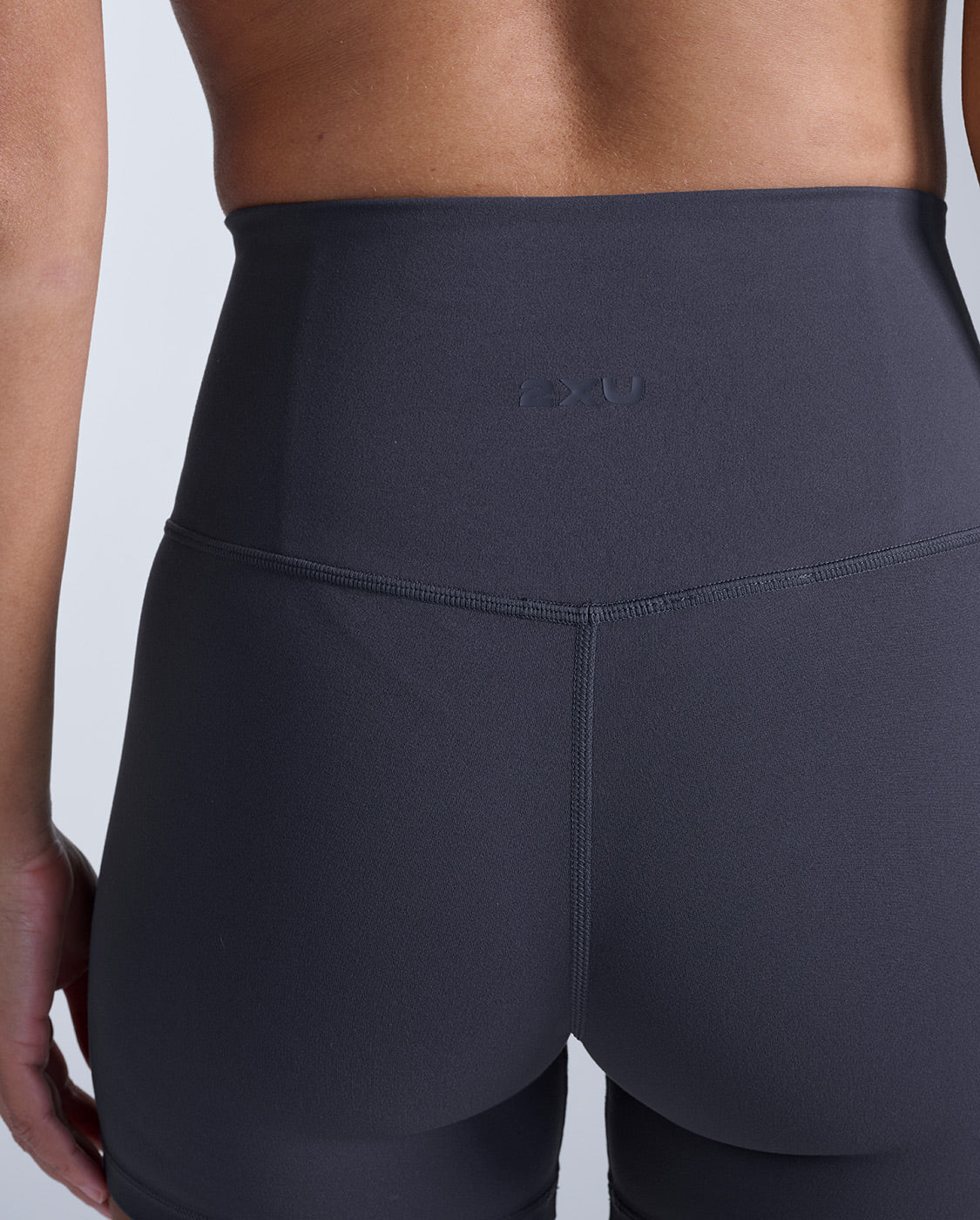 2xu-fluid-hi-rise-5-inch-shorts-donna-shorts-modellanti image 3