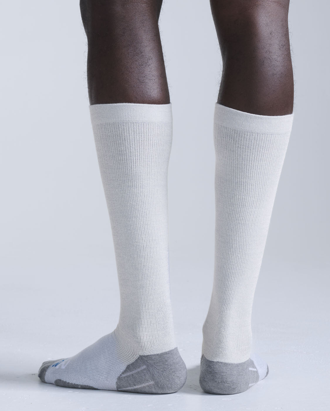2xu-24-7-bamboo-compression-socks-calze-a-compressione-grigio image 3