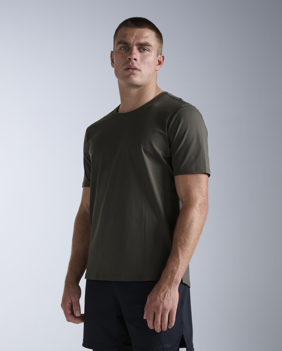 2xu-motion-cotton-flex-tee-uomo-verde-oliva image 2