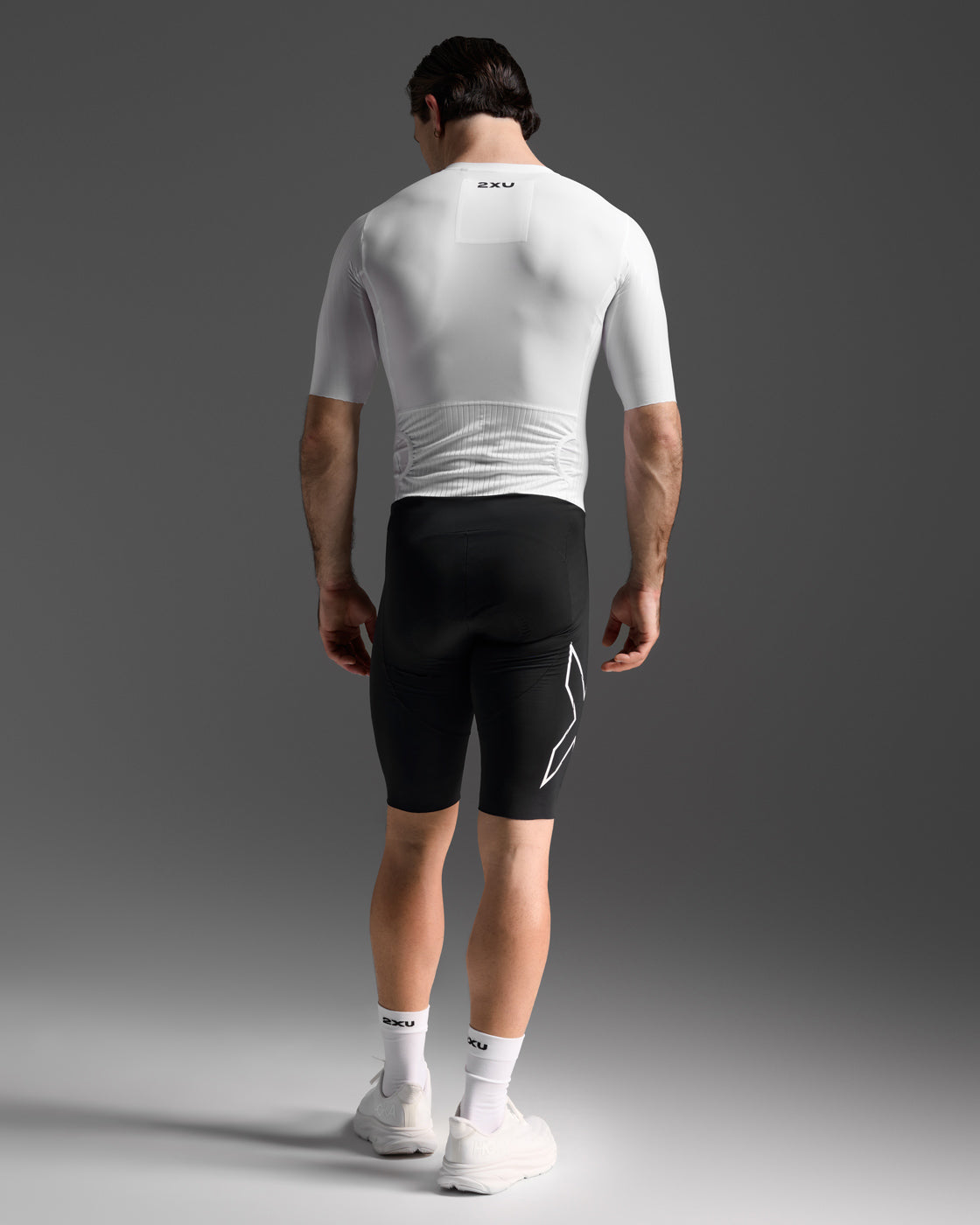 2xu-light-speed-react-trisuit-con-maniche-nero-bianco-triathlon image 3